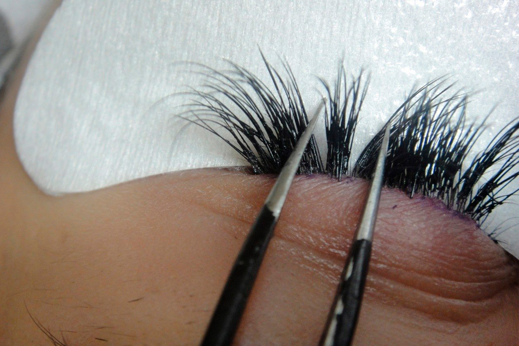 Sticking in Eyelash Extensions: Not Just a Mistake, but a Reason to Continue Learning